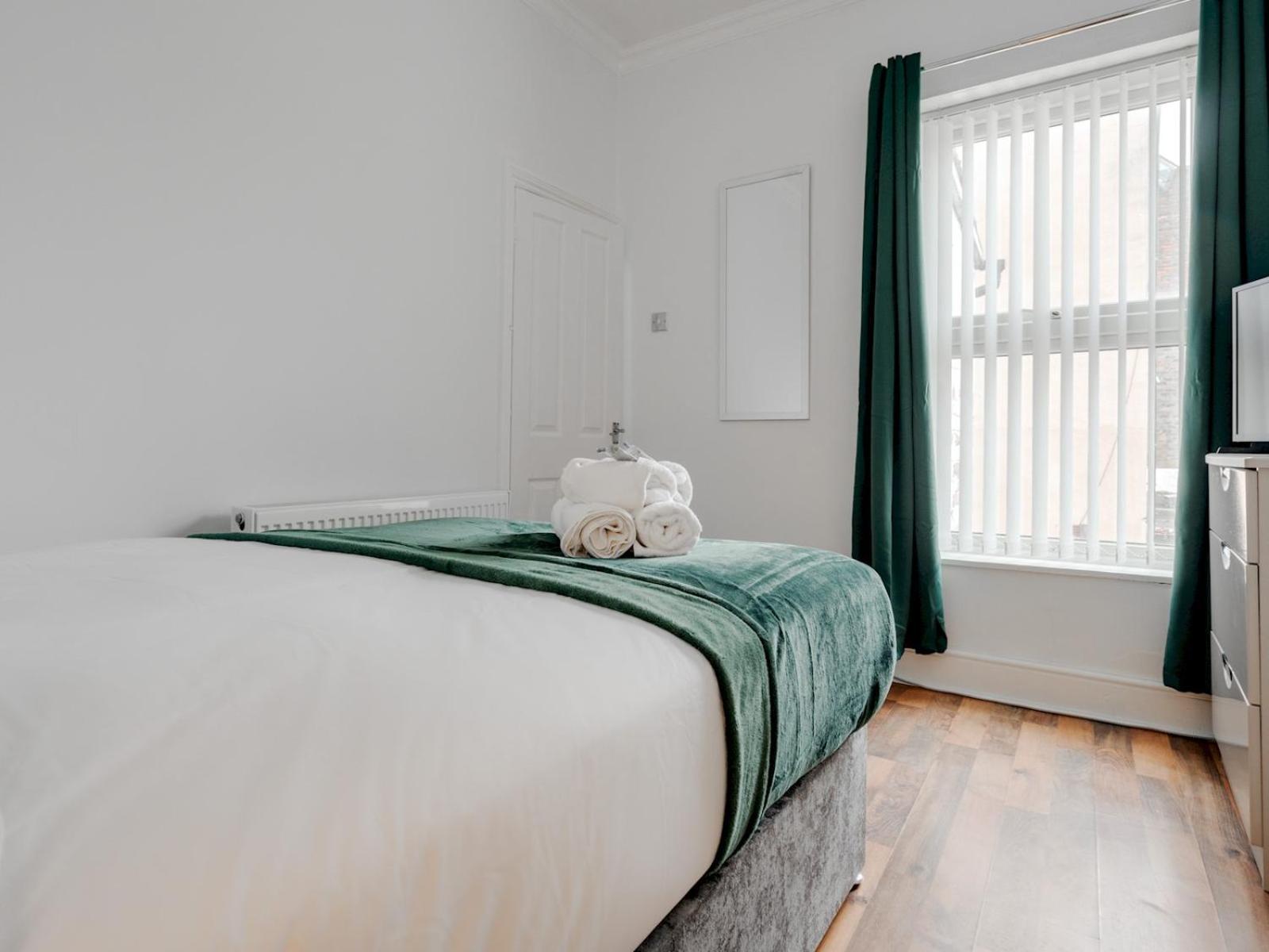 Villa Pass The Keys Ruiskin St - Liverpool Kirkdale Terrace Sleeps 5 Parking Exterior foto